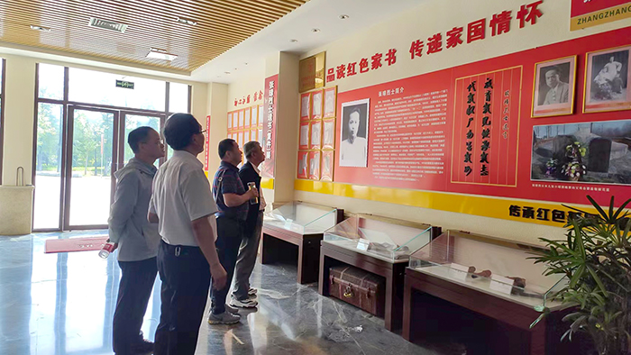 参观张璋烈士事迹展.jpg
